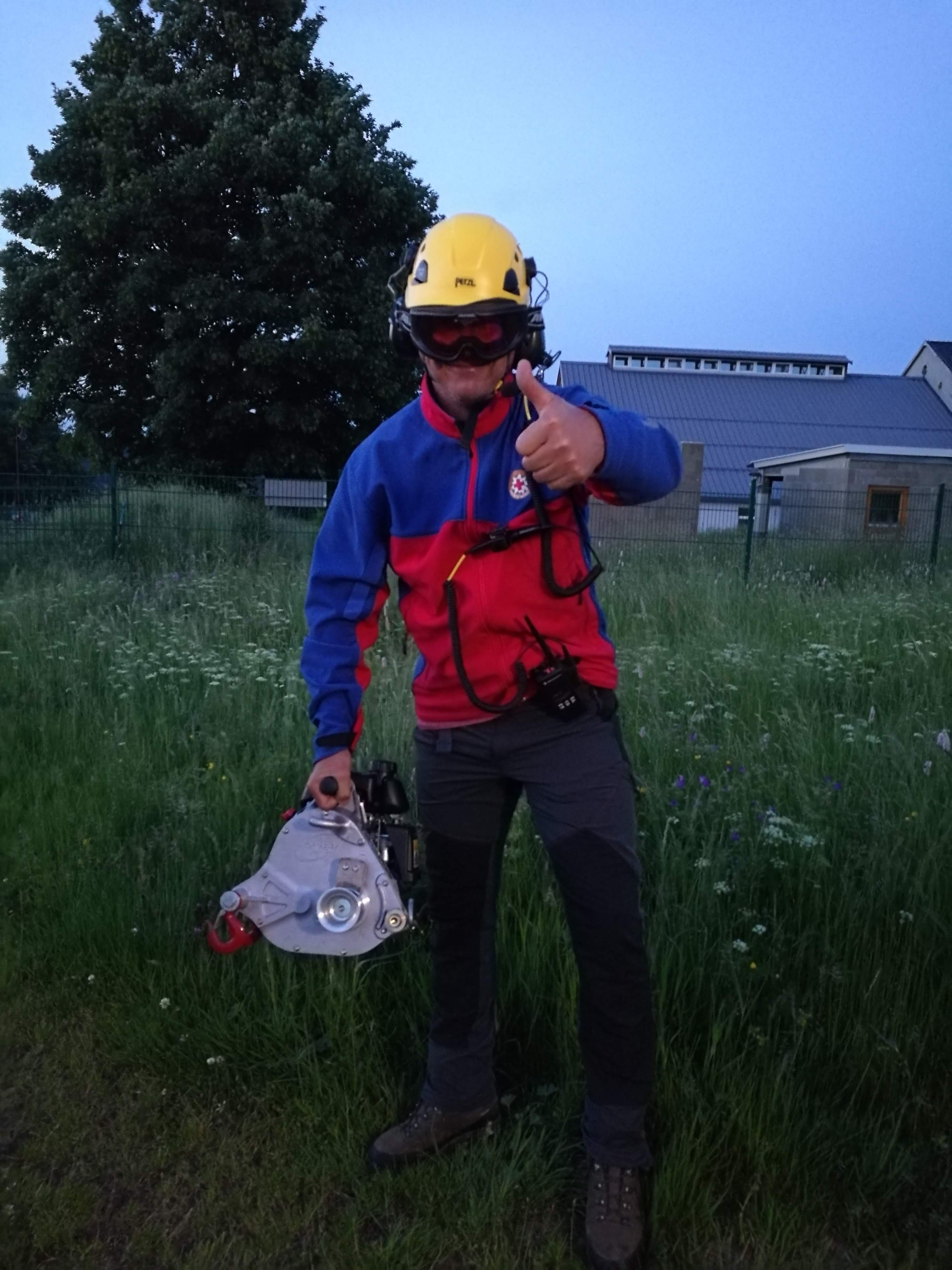 Bergwachtmitglied mit Motorsäge