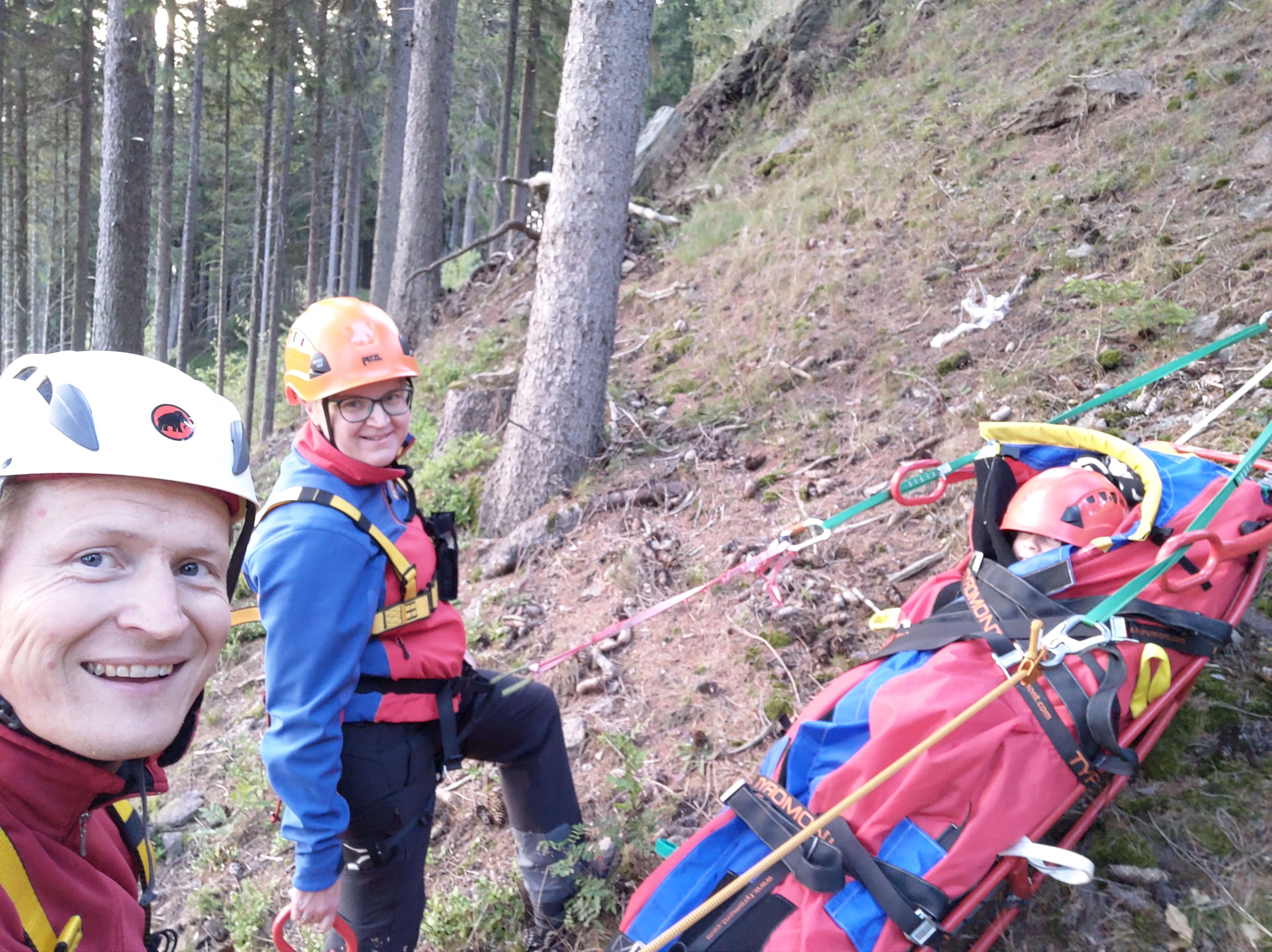 Mitglieder der Bergwacht bei einem Übungseinsatz