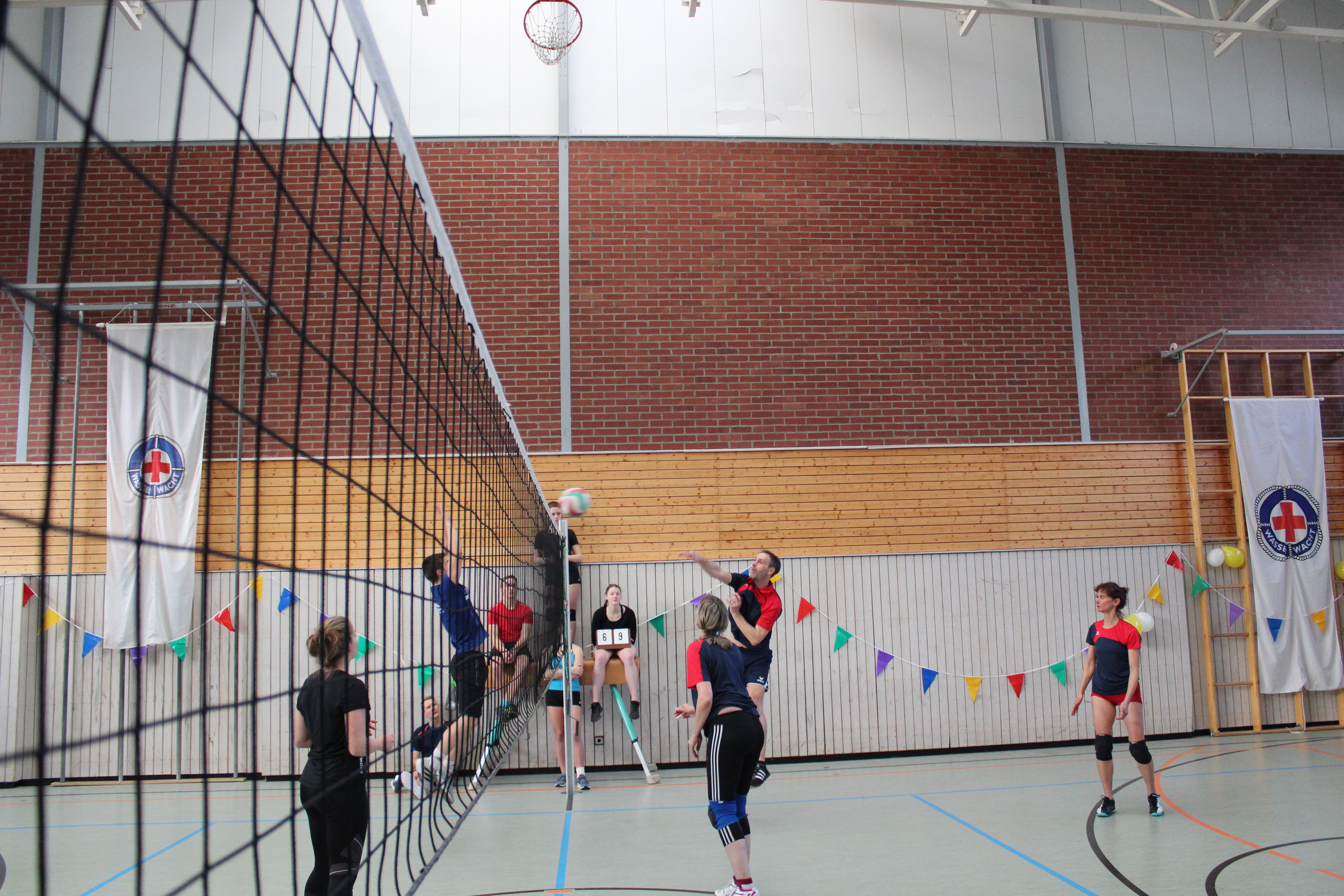 Wasserwachtler beim Volleyball