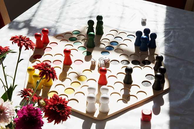Brettspiel in der Wohngemeinschaft Brettspiel in der Wohngemeinschaft