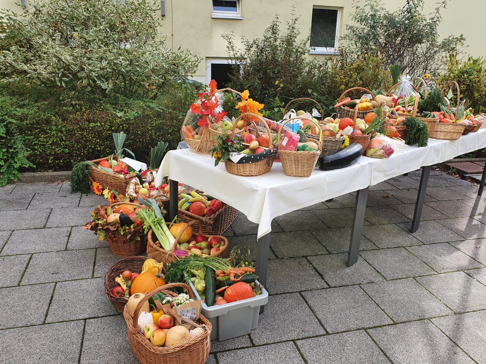 Prall gefüllte Körbe  gabs zum Erntedankfest im Seniorenheim