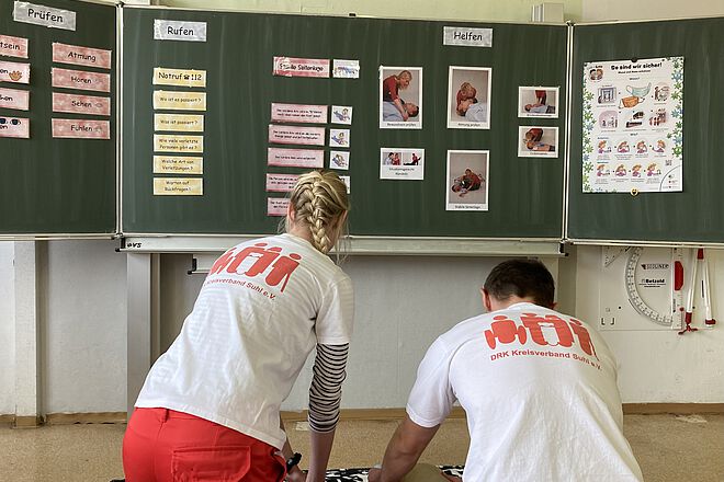 In Aktion- Annalena Eckardt und Karl Ullrich vom JRK