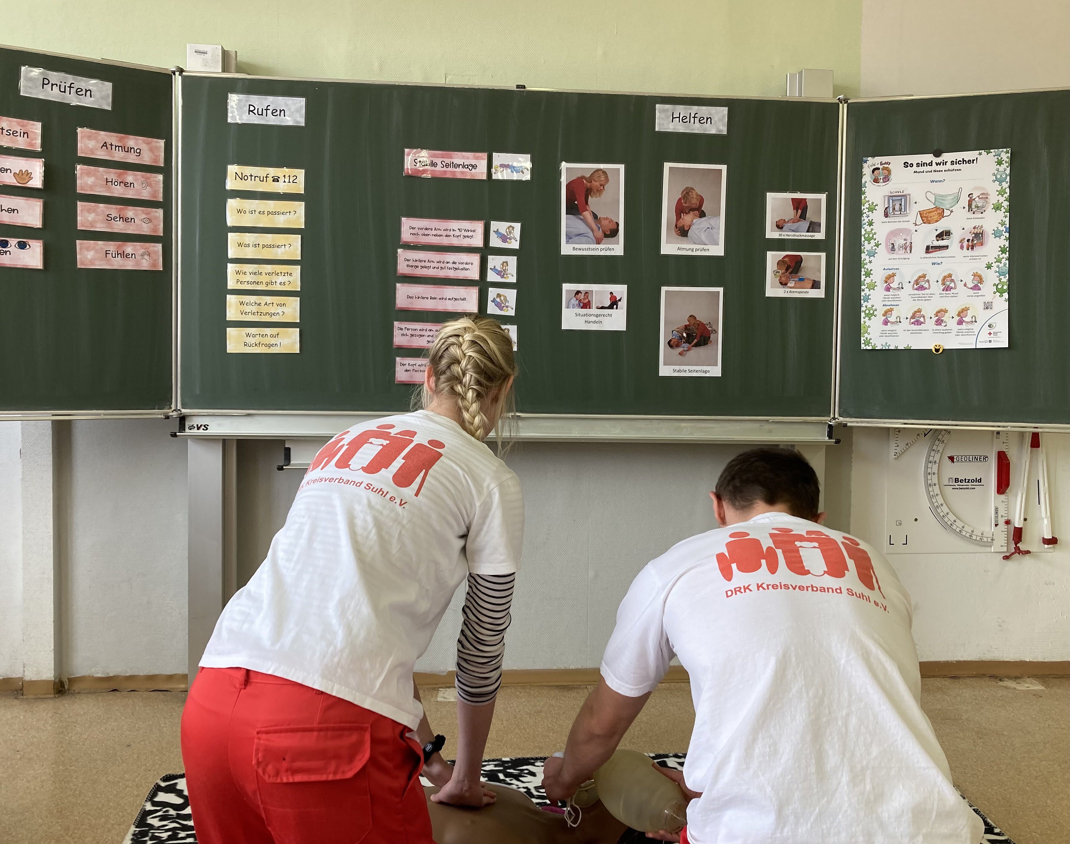 In Aktion- Annalena Eckardt und Karl Ullrich vom JRK