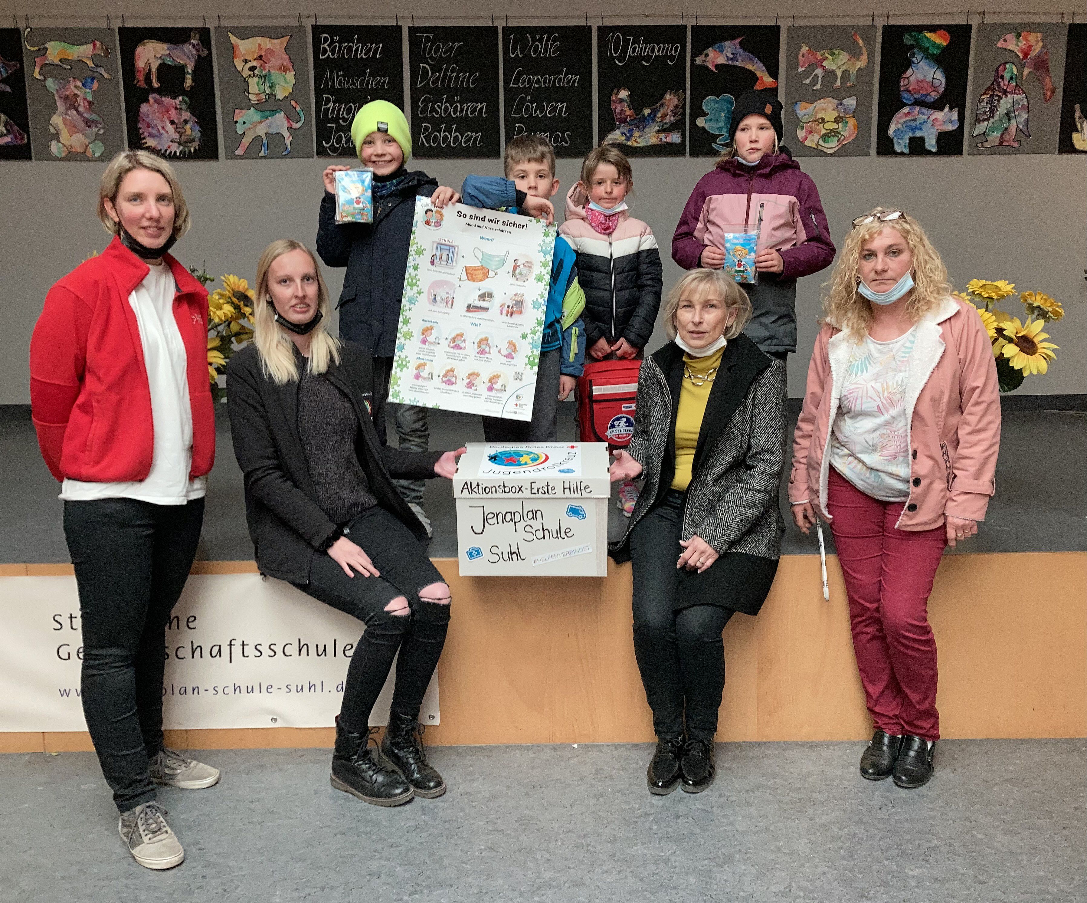 Übergabe der Erste-Hilfe-Box und eines Sanitätsrucksackes an die Jenaplan-Schule