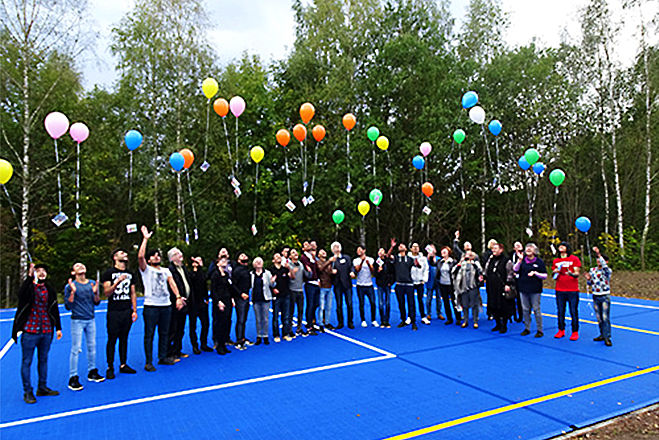Jugendliche lassen Luftballons steigen
